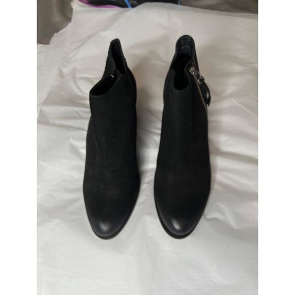 Vionic size 9 booties black velvet chunky block heels Holidays* flaw on toes - Picture 2 of 7